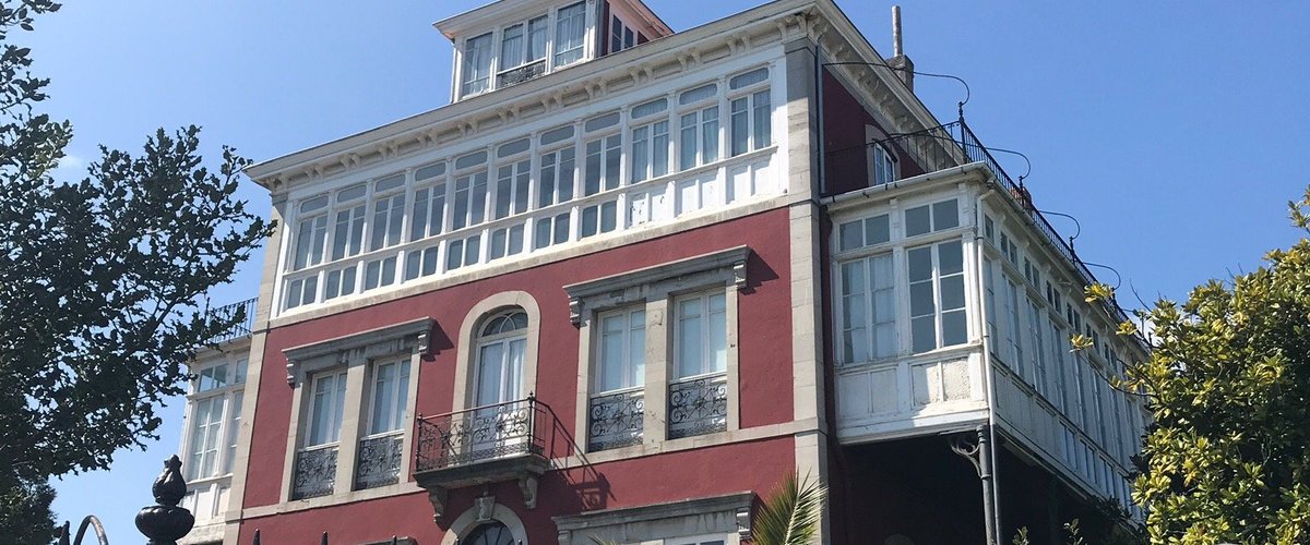 Casas indianas en Somao, Pravia, Y por supuesto el monumento funerario de La Casona..Visita imprescindible para los que le gusta el arte funerario, la tranquilidad que se respira en el pueblo impresiona! Estamos en una cafetería que se llama El Indiano, con una terraza preciosa..y que no está en TripAdvisor, La cafetería está al pasar La Casona y Villa Aris