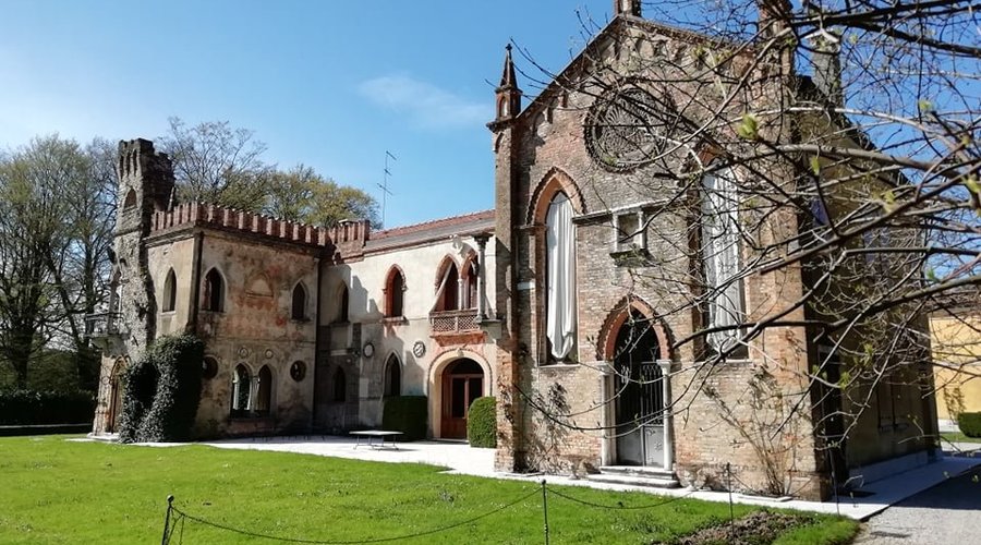 Nel cuore della Marca Trevigiana, a pochi passi dal centro di Oderzo, sorge Villa Galvagna Giol immersa nel suo grande parco secolare come un’isola, circondata dal fiume Lia; questo ne segna i confini e la separa dalla chiesetta romanica di San Giacomo di Colfrancui.
Villa Galvagna Giol e la sua Barchessa possono ospitare eventi conviviali di diverso genere.