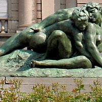 Vue de la sculpture "Le Faune Mordu"