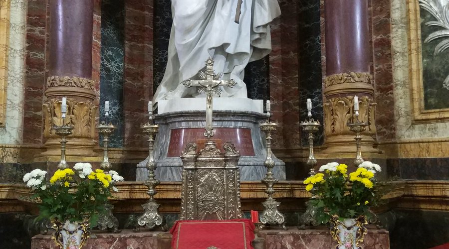 L'altare con la statua del Santo