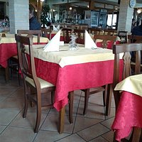 L'ampia e luminosa sala da pranzo....