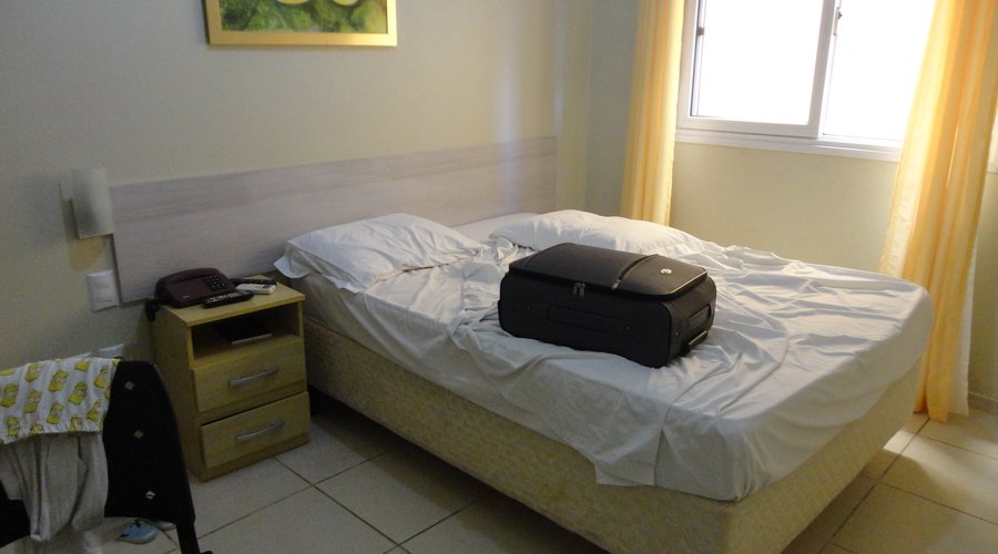 Apto com ar e cama boa, bom custo benefício se ñ fosse a limpeza razoável e falta de manutenção. Mas dá pra encarar pois a localização, acessibilidade, café e banho são muito bons!!!