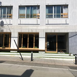 位於富士山下新開不久的青年旅館， 離䣝土富士山駅步行約5分鐘，旅館環境乾淨簡潔，十分溫馨。入住有附拖鞋、浴巾、牙刷牙膏組，淋浴間是乾濕分離，非常貼心，令人驚喜。櫃台人員是台灣人，十分熱心的提供建議。 有廚房可炊煮簡易食材，頂樓就可遙望雄偉的富士山，收費超值，值得推薦。