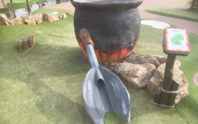 Putt up the spoon to play through the cooking pot