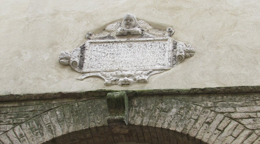 stemma sopra la porta d'ingresso