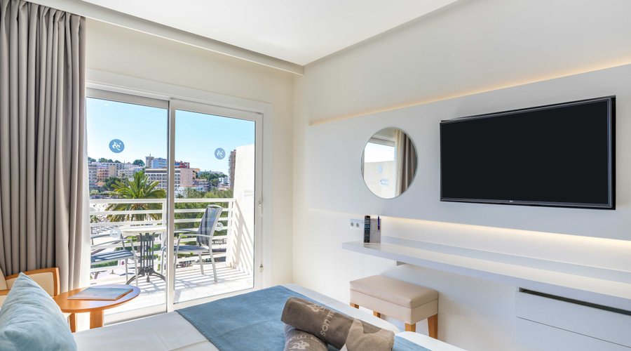 TWIN ROOM