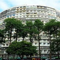 高雄のMRT左営から徒歩で15分ぐらいして、看板を見たら路地に入ると、いきなり円形アパートが目に入ってくる。