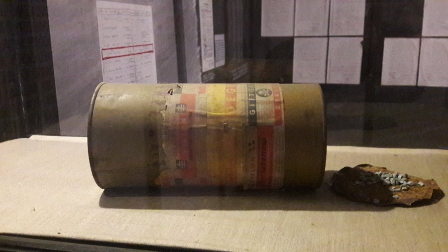 En Zyklon B-behållare.