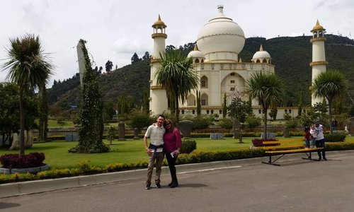 Es un parque tipo Disney pero a lo Colombiano Es muy Grande, llegar como  las 10 am para poder recorrerlo todo Entrada General sale en 35.000 pesos colombianos Tiene plazuela de Comidas muy ricas Aprovechar y visitar el museo aeronautico