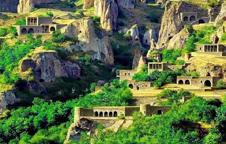 قرية خندزوريسك الكهفية