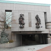 この寺院が運営する葬儀場の壁面にある仁王像のレリーフ