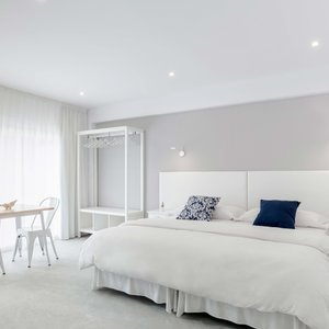 All Kompas studios have been completely refurbished  and now  offer a diaphanous and modern space designed for guests to rest comfortably and feel at home.