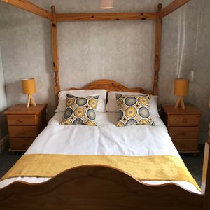 Four poster room
