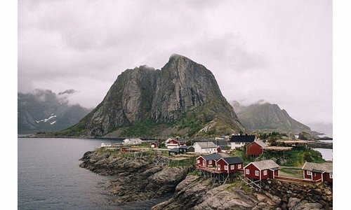 Hamnøy est un petit village de pêcheur dans les Lofoten, c’est aussi un spot très connu par les photographes sur Instagram 😅