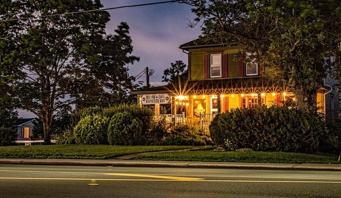 Auberge d'Anjou-Cocooning Cafe Restaurant / #CanadaDo / Best Places To Stay in Bathurst