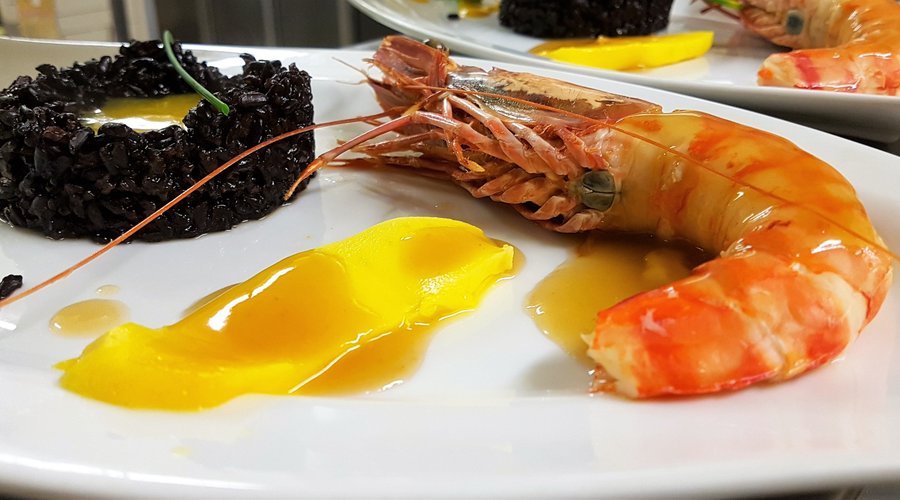 gambas xxl  riz vénré et sauce à la mangue