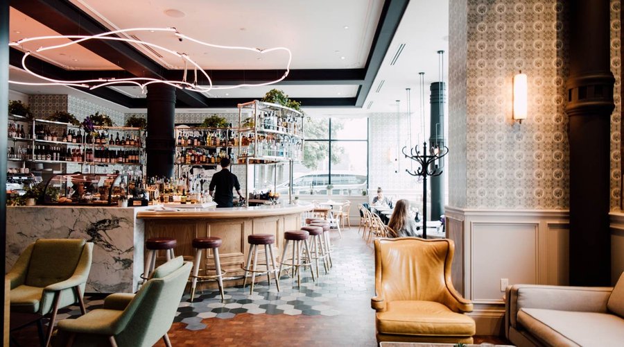 Au rez-de-chaussé, la salle de brunch et bar