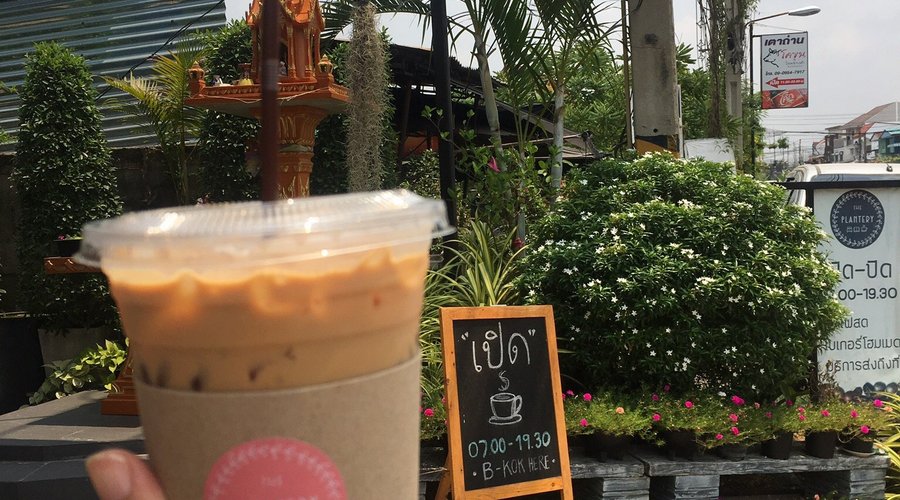 กาแฟไม่น่าเกลียดเลย แต่ที่พักเนี่ยไม่แน่ใจ เดินทางผ่านตลอดเพิ่งจะได้แวะเสพกาแฟ ถ้าราคาที่พักห้องไม่แพงเกินจะเปลี่ยนบรรยากาศดูสักครั้ง 555++