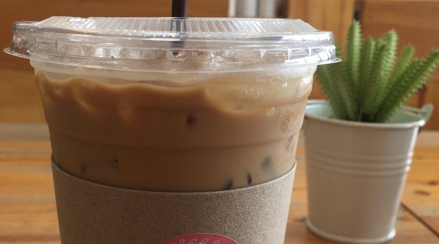 กาแฟไม่น่าเกลียดเลย แต่ที่พักเนี่ยไม่แน่ใจ เดินทางผ่านตลอดเพิ่งจะได้แวะเสพกาแฟ ถ้าราคาที่พักห้องไม่แพงเกินจะเปลี่ยนบรรยากาศดูสักครั้ง 555++