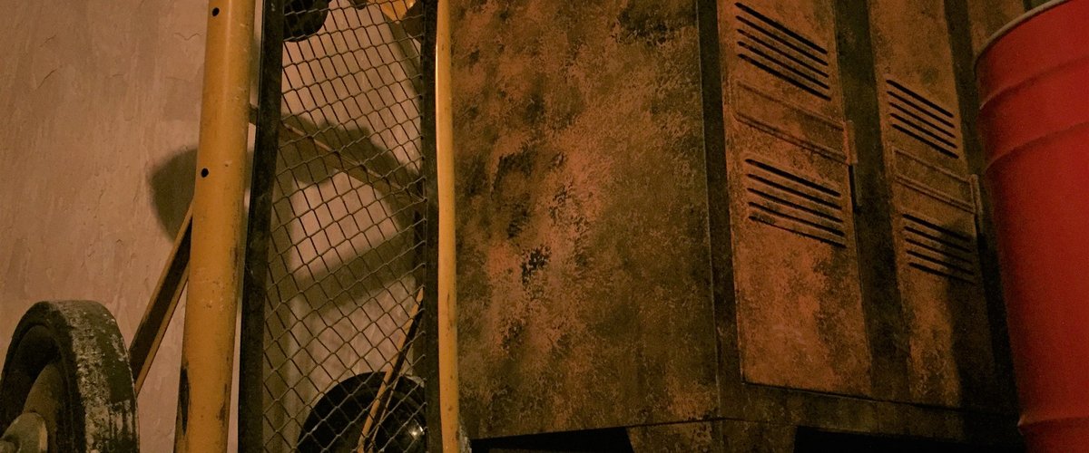 Le garage désaffecté:  Vous vous baladiez tranquillement lorsqu'un orage éclate et vous oblige à aller vous abriter dans le premier endroit que vous trouvez, un lieu abandonné, l'ancien garage de la ville. Arrivez à l'intérieur, vous vous rendez vite compte que cet endroit n'est pas à l'abandon et que quelqu'un y a préparé quelque chose...