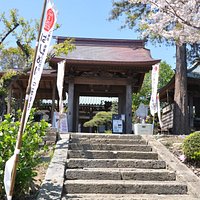 山門の入口(右側)に布袋尊が祀られています