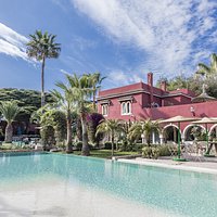Maison bourgeoise des années 1960, Villa Beldi vous accueille sur un terrain arboré d’un hectare.
Située à l'entrée d'Essaouira, légèrement en retrait de l'agitation de la ville, elle est facilement et rapidement accessibles des principaux points d'intérêts touristiques