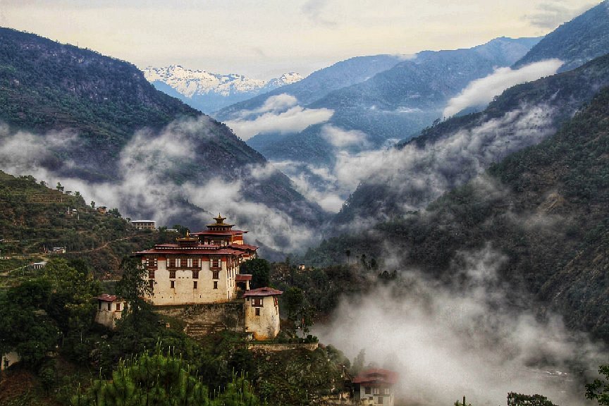 Lhuntse Dzong image