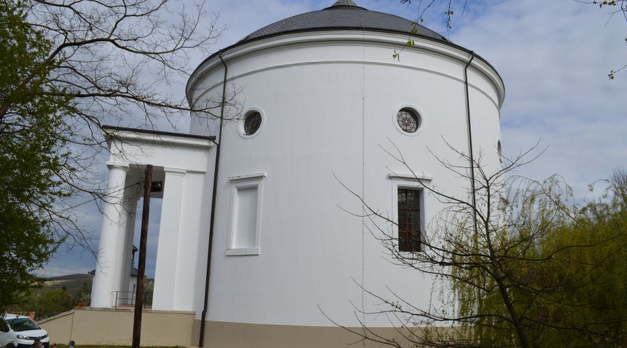 Templom oldalnézetből