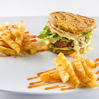 VERDE BURGER
Hamburguesa de Verde??? Claro que sí!! pruebala, remplazamos el pan por unas tortillas suaves de verde que no te harán extrañar el pan. Acompañada con papas fritas. Deliciosa