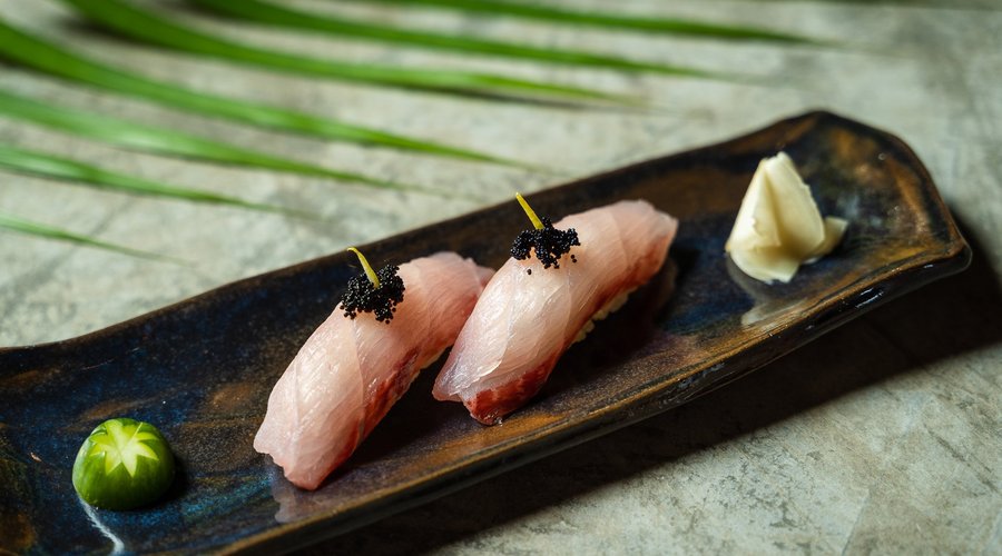 Niguiri de tainha com ovas de massago.