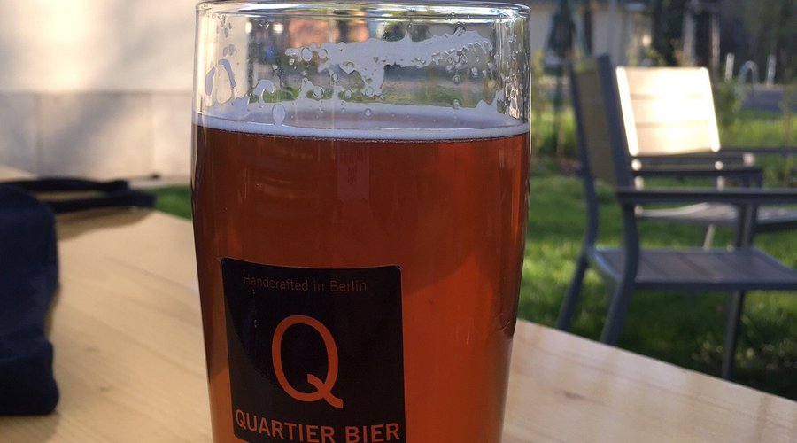 Red Lager im Quartierbier. Das Bier ist sehr lecker ...Draußen sitzt man an Biertischgarnituren unter großen Ahornbäumen .  Der Preis für ein Bier liegt so bei 3,90€ .  Prost