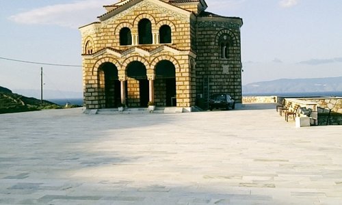 Η υπέροχη εκκλησία του Αγιου Δημητριου που καλωσορίζει καθε καράβι που μπαινει στο λιμανι της Σύρου με τις καμπάνες του.