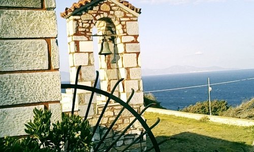 Οι καμπάνες του Αγιου Δημητριου που καλωσορίζουν τα καράβια οταν μπαίνουν στο λιμανι της Σύρου.