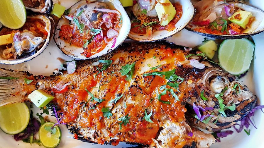 grilled snapper and clams tray
