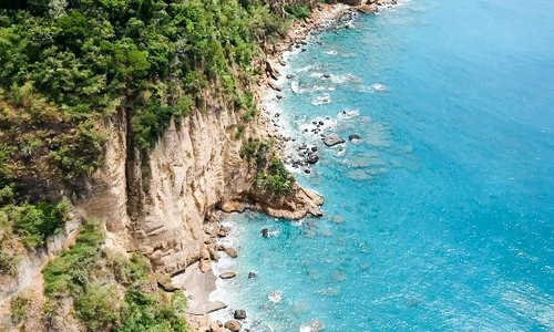 Travel to North East Malekula and fall in love with the breathtaking sites of black sand and giant cliff faces for as far as the eye can see. Truly something spectacular to discover