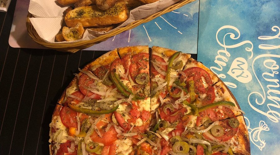 Pizza artesanal Rústica: jamón inglés, pimientos, cebolla blanca, tomate y aceituna verde. Deliciosa