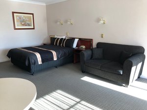 Southern Comfort Motor Inn in Cootamundra, image may contain: Couch, Furniture, Desk, Bed