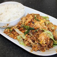Phat thai with chicken, rice and noodles.