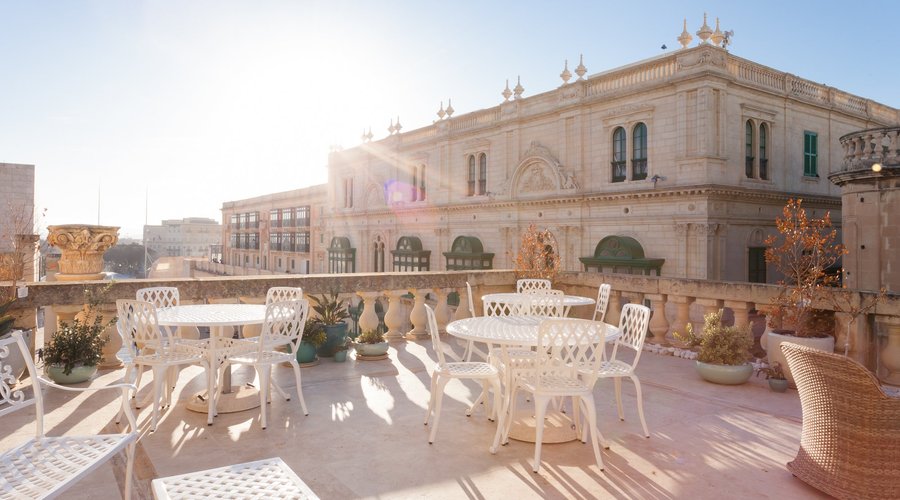 The terrace on level 3 overlooks Republic and South Streets, with views of other palaces, parliament, the open theatre as well as city gate and triton fountain. 
