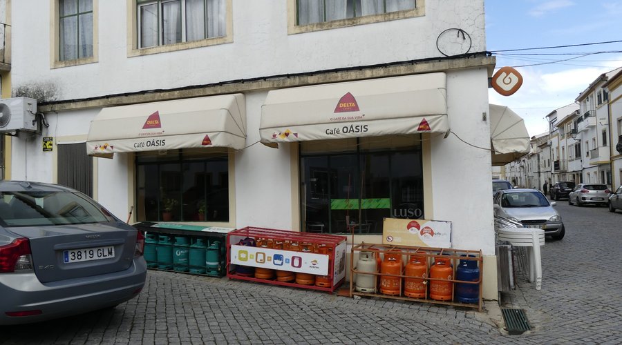 este es el local, nos costo encontrarlo quiza porque buscamos un rotulo de restaurante