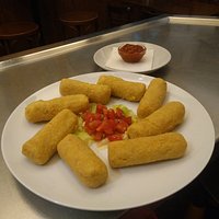 Croquetas de arroz y garbanzos, acompañadas de salsa barbacoa
