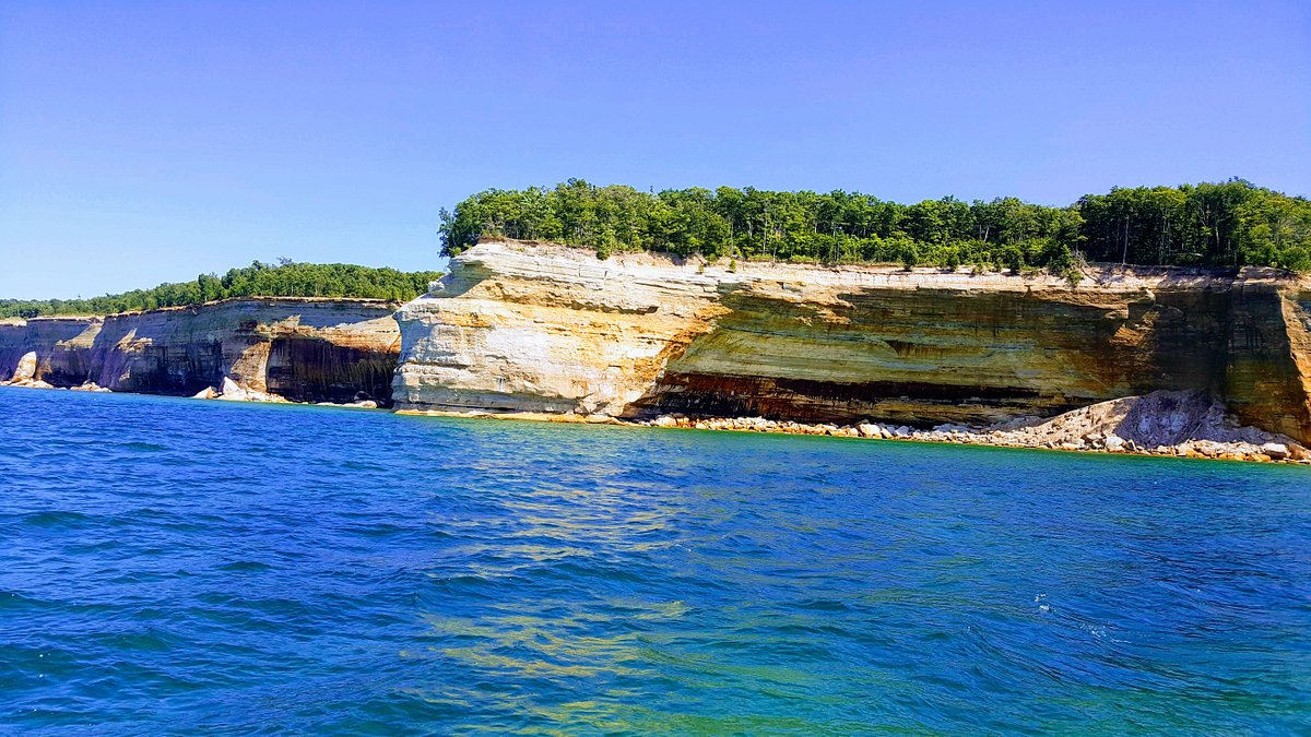 Paisagem natural pixelada com homem das cavernas perto de bônus de