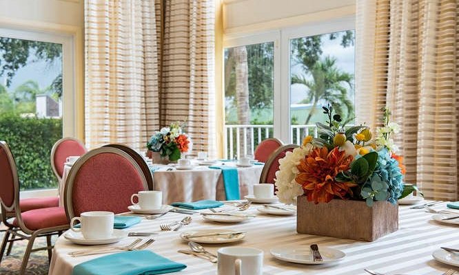 Featuring floor to ceiling windows, the natural light of Areca Palm Meeting Room offers flexible space which is perfect for smaller meetings, breakouts and seminars. Our experienced conference service and audio-visual team works with you to achieve your goals of your event.