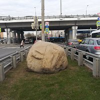 Памятный знак-валун "Самая высокая точка Москвы" = 200 m. на разделительной полосе Новоясеневского проспекта, апрель.