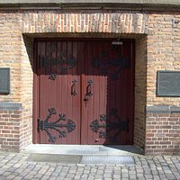 Info an der Kirchen Aussen-Wand vor der Eingangstüre.