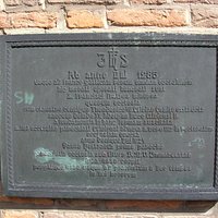 Info an der Kirchen Aussen-Wand vor der Eingangstüre.