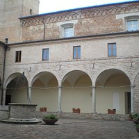 Mondolfo (PU) - foto scattata nel chiosco del complesso monumentale di S. Agostino. Il chiosco ha delle lunette affrescate e un pozzo, visibile in primo piano (estate 2014)