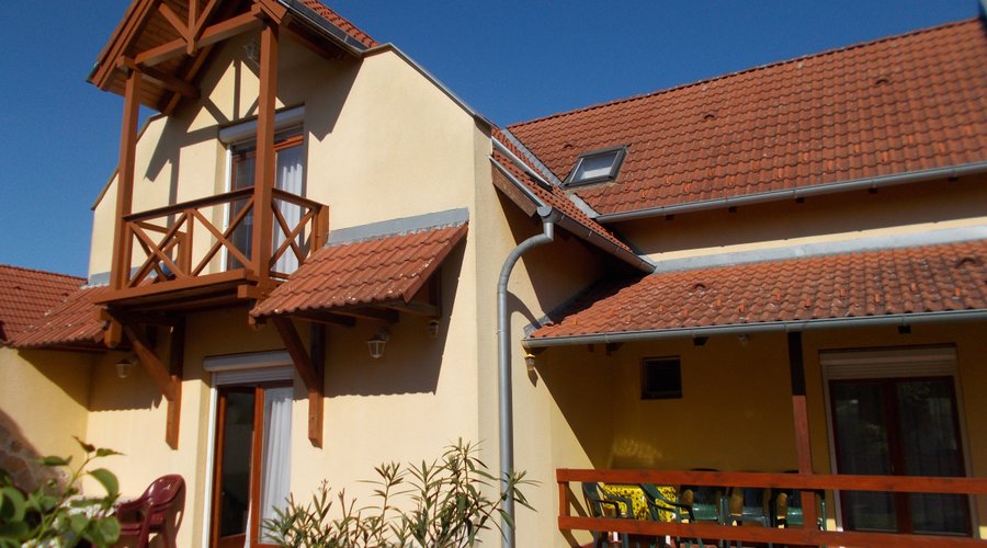 Balról a két szintes B apartman, a jobb oldali terasz az A apartmanhoz tartozik.