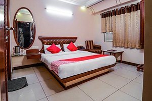 OYO 18484 Hotel Ratnawali in Jodhpur, image may contain: Bed, Furniture, Resort, Hotel