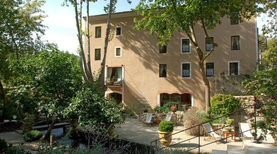 Dans cet ancien moulin, vous trouverez plus qu’un hôtel : une grande maison de famille qui accueille ses invités.